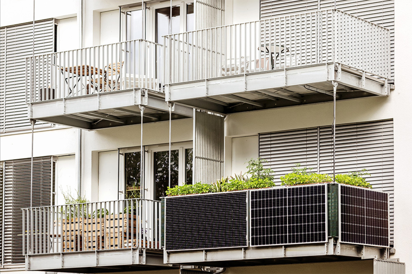 Balkon&shy;kraftwerk bei Etechnik-RH in Saaldorf-Surheim
